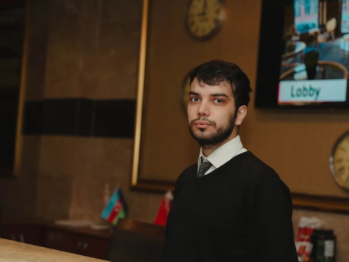 Un réceptionniste au comptoir d’accueil d’un hôtel.